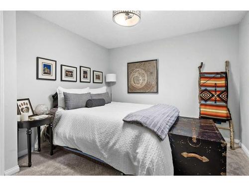 10619 Oakmoor Way Sw, Calgary, AB - Indoor Photo Showing Bedroom