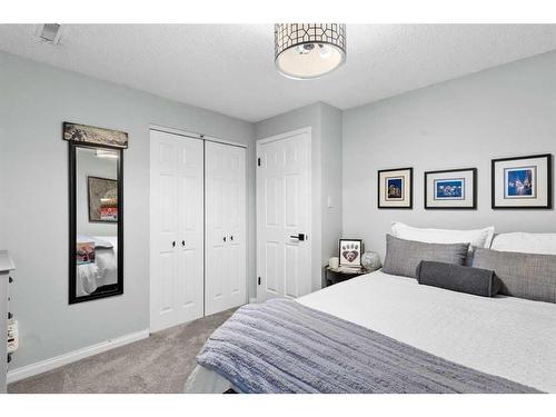 10619 Oakmoor Way Sw, Calgary, AB - Indoor Photo Showing Bedroom