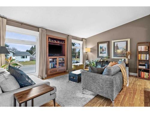 10619 Oakmoor Way Sw, Calgary, AB - Indoor Photo Showing Living Room