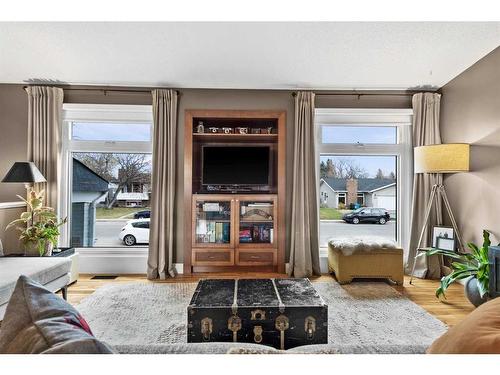 10619 Oakmoor Way Sw, Calgary, AB - Indoor Photo Showing Living Room