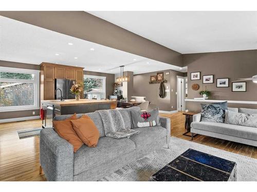 10619 Oakmoor Way Sw, Calgary, AB - Indoor Photo Showing Living Room