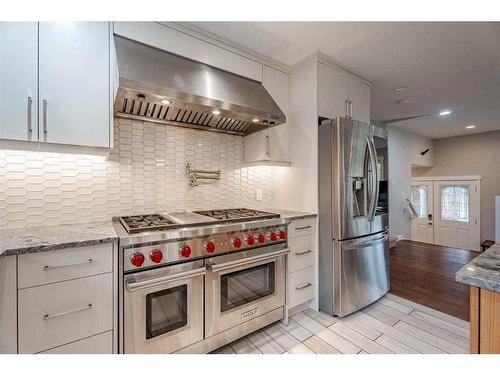 3727 37 Street Nw, Calgary, AB - Indoor Photo Showing Kitchen With Upgraded Kitchen