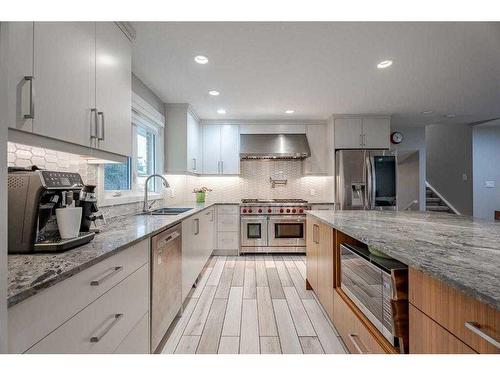 3727 37 Street Nw, Calgary, AB - Indoor Photo Showing Kitchen With Upgraded Kitchen