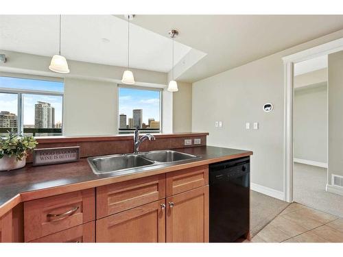 1905-836 15 Avenue Sw, Calgary, AB - Indoor Photo Showing Kitchen With Double Sink