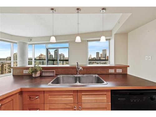 1905-836 15 Avenue Sw, Calgary, AB - Indoor Photo Showing Kitchen With Double Sink