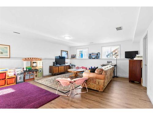 209 Valarosa Place, Didsbury, AB - Indoor Photo Showing Living Room