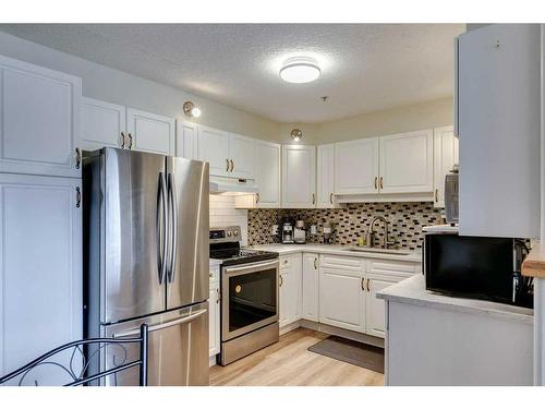 245-6868 Sierra Morena Boulevard Sw, Calgary, AB - Indoor Photo Showing Kitchen