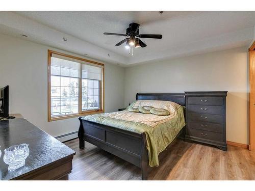 245-6868 Sierra Morena Boulevard Sw, Calgary, AB - Indoor Photo Showing Bedroom