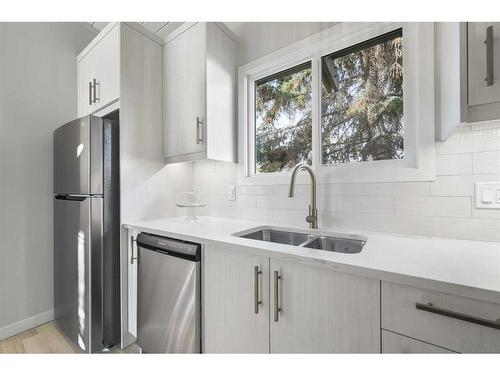 607 Sabrina Road Sw, Calgary, AB - Indoor Photo Showing Kitchen With Double Sink With Upgraded Kitchen