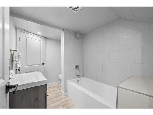 607 Sabrina Road Sw, Calgary, AB - Indoor Photo Showing Bathroom