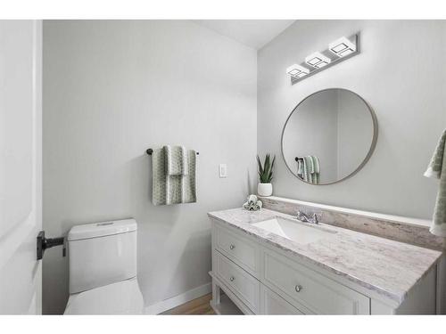 607 Sabrina Road Sw, Calgary, AB - Indoor Photo Showing Bathroom