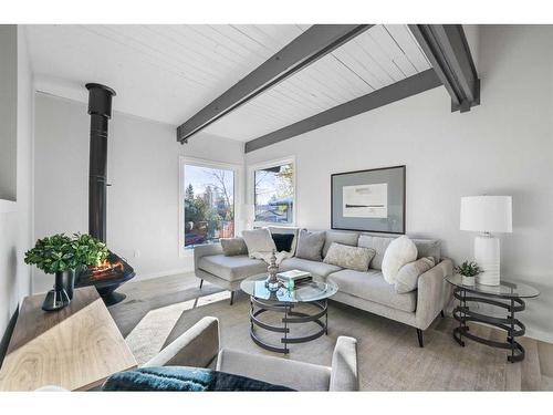 607 Sabrina Road Sw, Calgary, AB - Indoor Photo Showing Living Room