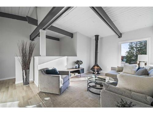 607 Sabrina Road Sw, Calgary, AB - Indoor Photo Showing Living Room