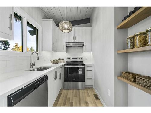 607 Sabrina Road Sw, Calgary, AB - Indoor Photo Showing Kitchen With Double Sink With Upgraded Kitchen