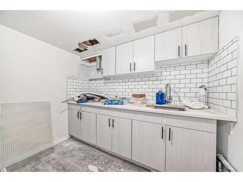 257 Bridlemeadows Common Sw, Calgary, AB - Indoor Photo Showing Kitchen