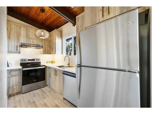 611 Sabrina Road Sw, Calgary, AB - Indoor Photo Showing Kitchen