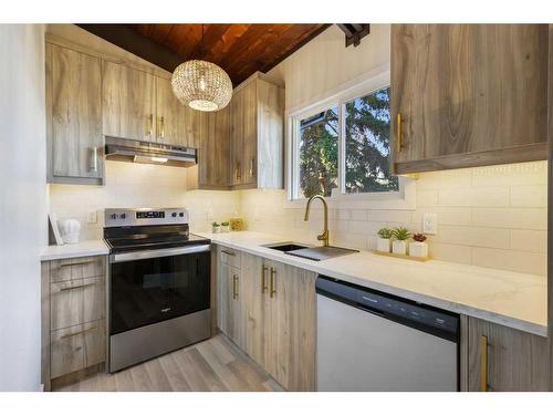 611 Sabrina Road Sw, Calgary, AB - Indoor Photo Showing Kitchen With Upgraded Kitchen