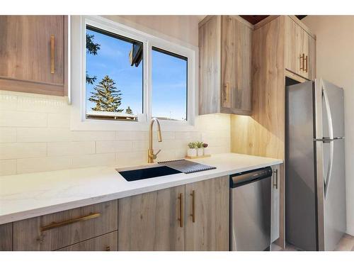 611 Sabrina Road Sw, Calgary, AB - Indoor Photo Showing Kitchen