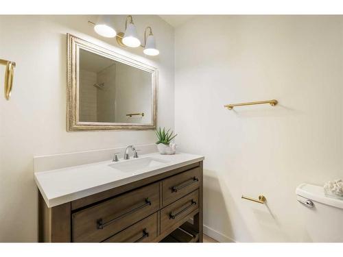 611 Sabrina Road Sw, Calgary, AB - Indoor Photo Showing Bathroom