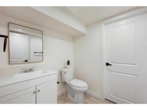 611 Sabrina Road Sw, Calgary, AB - Indoor Photo Showing Bathroom