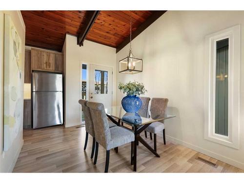 611 Sabrina Road Sw, Calgary, AB - Indoor Photo Showing Dining Room