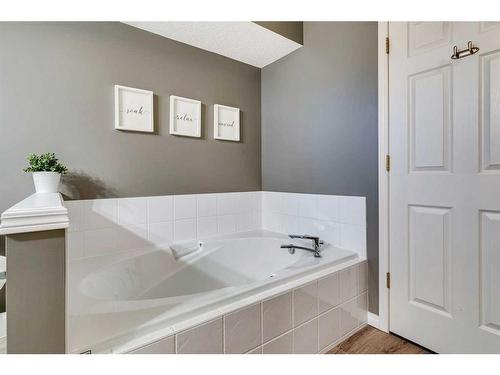 15 Cranfield Crescent Se, Calgary, AB - Indoor Photo Showing Bathroom