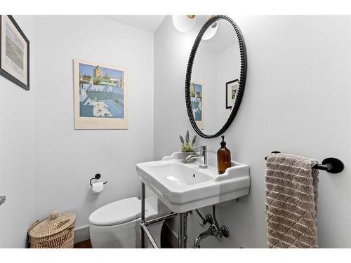 615 23 Avenue Sw, Calgary, AB - Indoor Photo Showing Bathroom