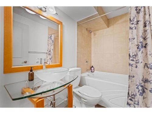 615 23 Avenue Sw, Calgary, AB - Indoor Photo Showing Bathroom