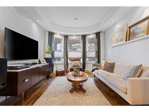 615 23 Avenue Sw, Calgary, AB - Indoor Photo Showing Living Room