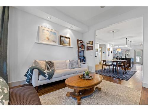 615 23 Avenue Sw, Calgary, AB - Indoor Photo Showing Living Room