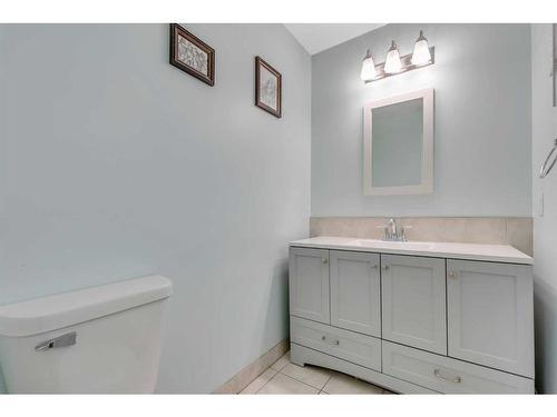 12 Penswood Place Se, Calgary, AB - Indoor Photo Showing Bathroom