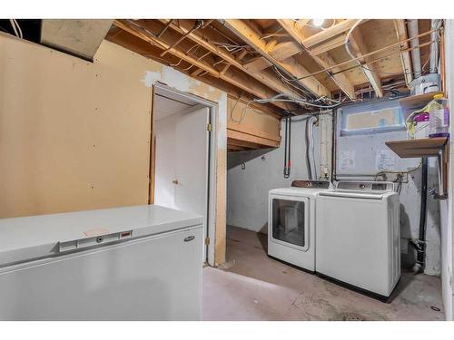 12 Penswood Place Se, Calgary, AB - Indoor Photo Showing Laundry Room