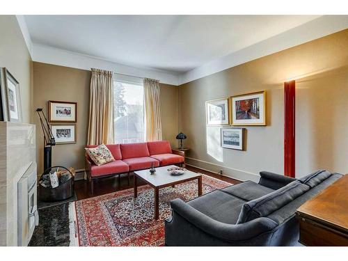 1911 11 Street Sw, Calgary, AB - Indoor Photo Showing Living Room