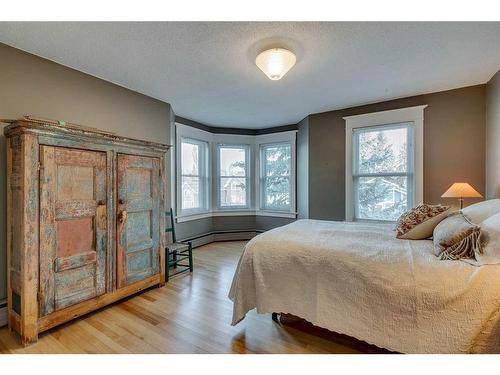 1911 11 Street Sw, Calgary, AB - Indoor Photo Showing Bedroom