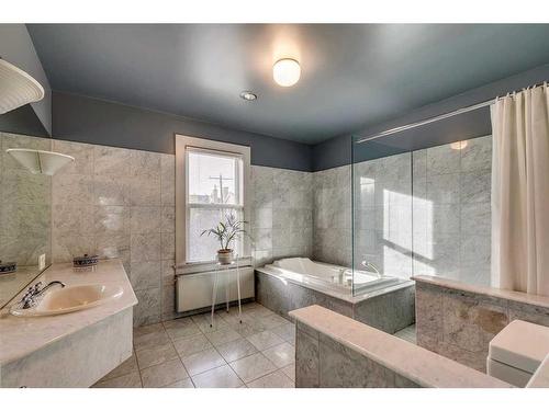 1911 11 Street Sw, Calgary, AB - Indoor Photo Showing Bathroom