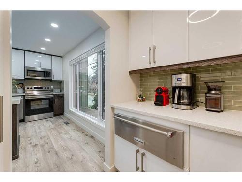 3920 Point Mckay Road Nw, Calgary, AB - Indoor Photo Showing Kitchen