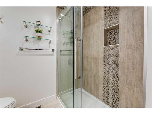 3920 Point Mckay Road Nw, Calgary, AB - Indoor Photo Showing Bathroom