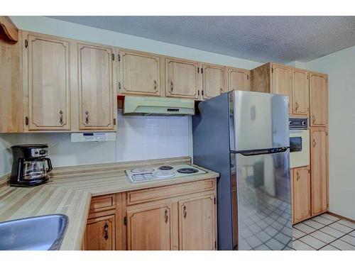 9131 Academy Drive Se, Calgary, AB - Indoor Photo Showing Kitchen