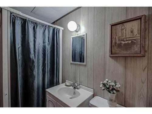 9131 Academy Drive Se, Calgary, AB - Indoor Photo Showing Bathroom