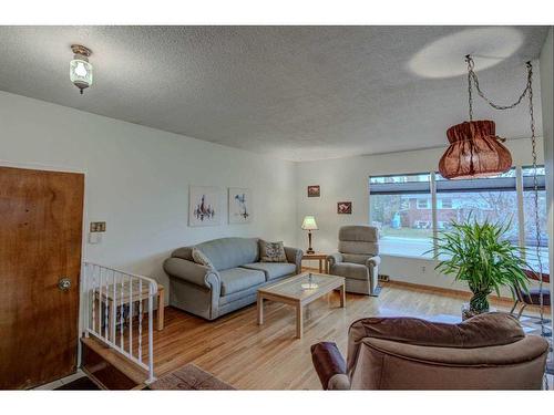 9131 Academy Drive Se, Calgary, AB - Indoor Photo Showing Living Room