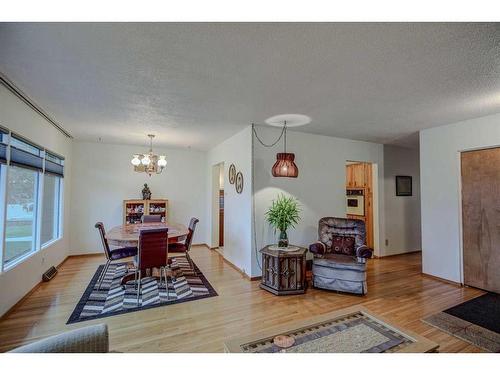 9131 Academy Drive Se, Calgary, AB - Indoor Photo Showing Living Room