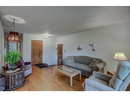 9131 Academy Drive Se, Calgary, AB - Indoor Photo Showing Living Room