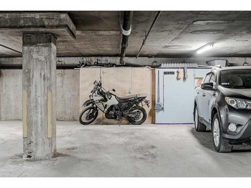 402-537 14 Avenue Sw, Calgary, AB - Indoor Photo Showing Garage