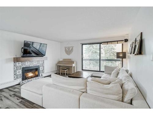 402-537 14 Avenue Sw, Calgary, AB - Indoor Photo Showing Living Room With Fireplace