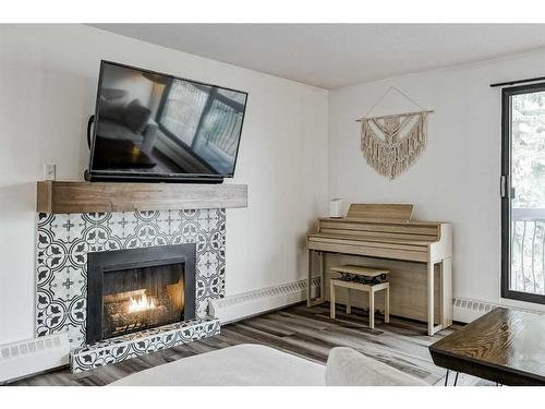 402-537 14 Avenue Sw, Calgary, AB - Indoor Photo Showing Living Room With Fireplace