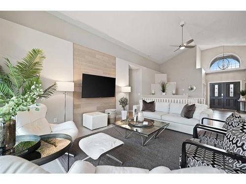 27 Meadow Pointe Drive, Heritage Pointe, AB - Indoor Photo Showing Living Room