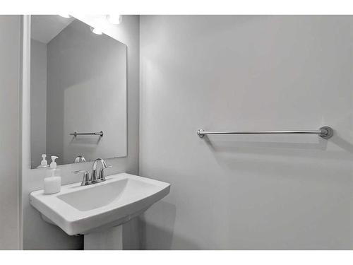 12 Rowley Terrace Nw, Calgary, AB - Indoor Photo Showing Bathroom