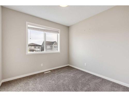 194 Masters Avenue Se, Calgary, AB - Indoor Photo Showing Other Room