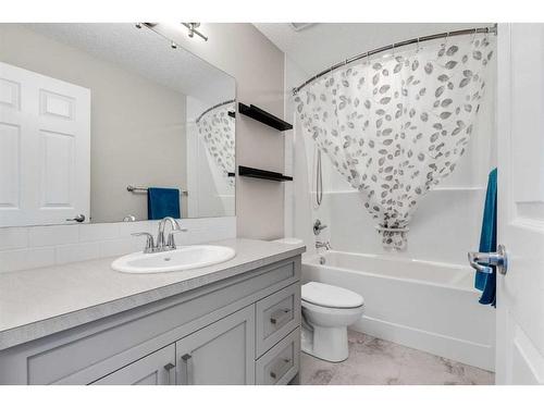 194 Masters Avenue Se, Calgary, AB - Indoor Photo Showing Bathroom