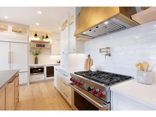 909B 9Th Street, Canmore, AB - Indoor Photo Showing Kitchen With Upgraded Kitchen